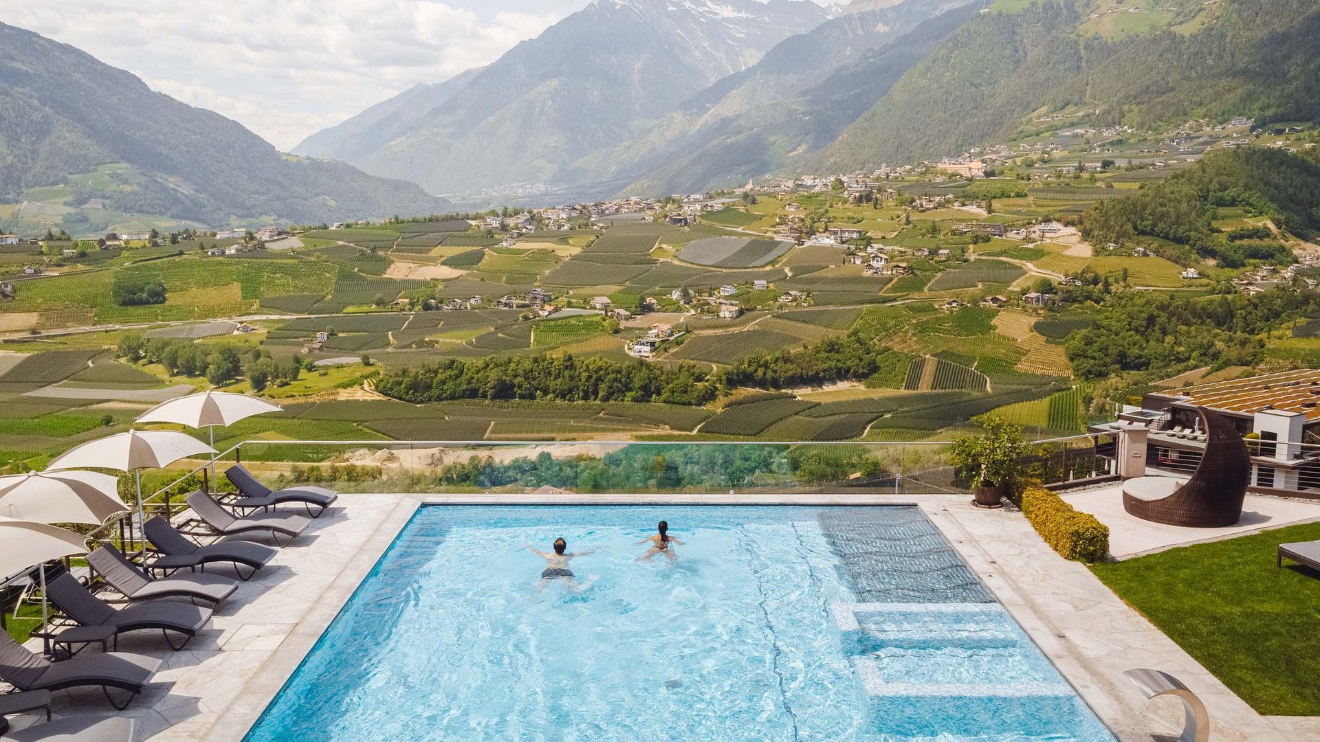 Looking for hotels in Schenna with pools?