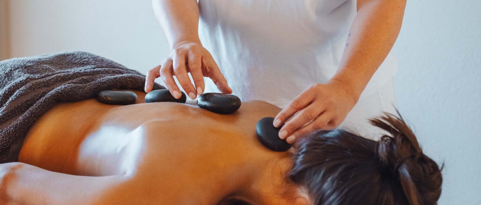 Heiße Steine, tiefgehende Entspannung Heiße Steine, tiefgehende Entspannung