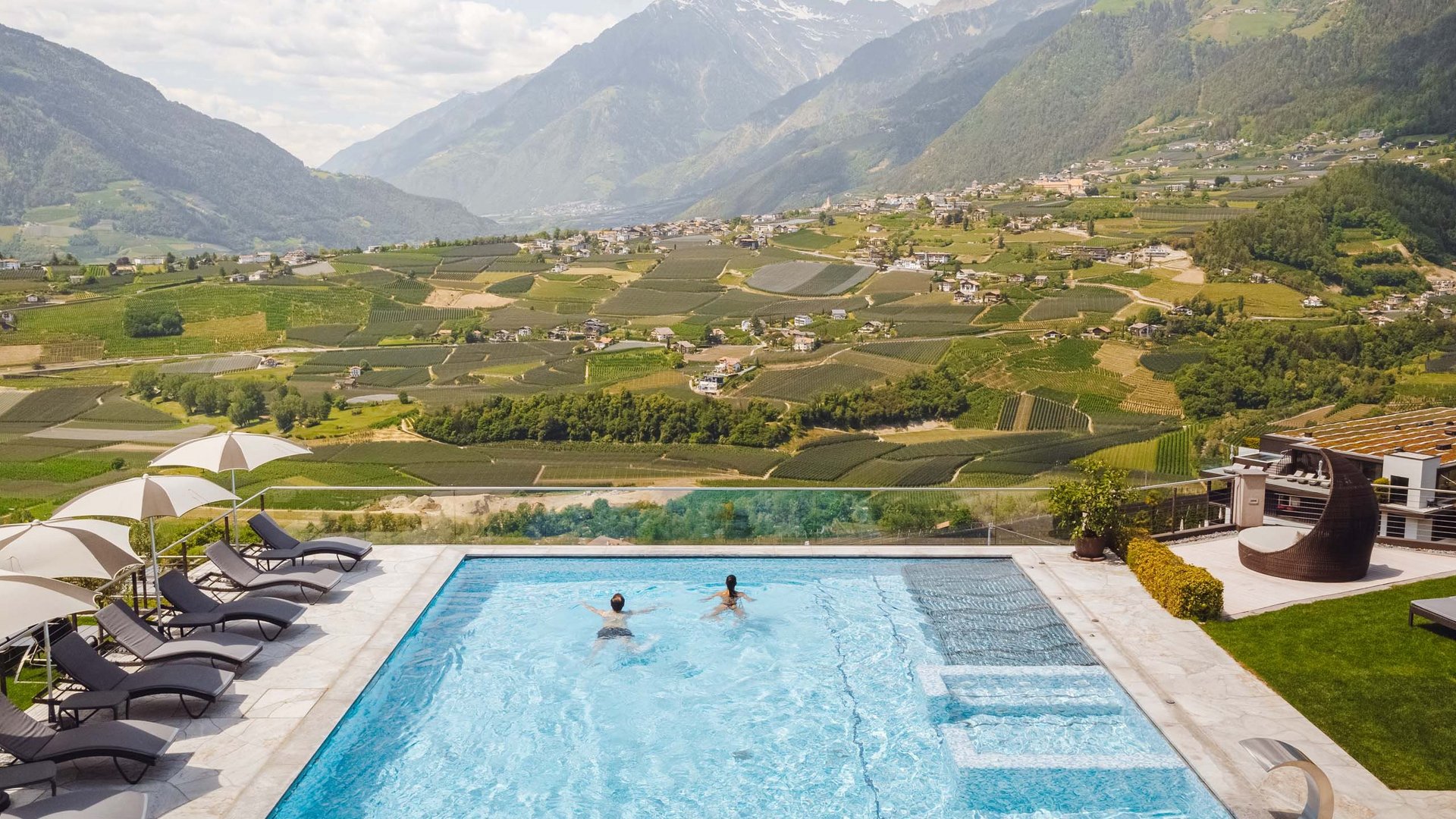 Un hotel a Scena con piscina da togliere il fiato!